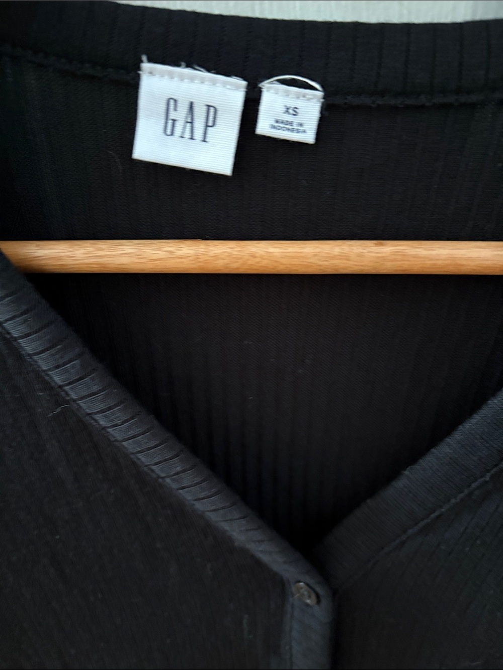 GAP Ribbed V-Neck Cardigan - Picture 2 of 3